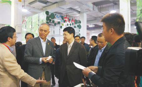 原浙江省常務副省長蔡奇在臺州市委書記吳蔚榮和市長張兵等領導陪同下詳細了解玉環(huán)火山茶發(fā)展情況。