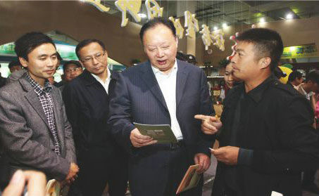 浙江省人大常委會副主任茅臨生在省農(nóng)業(yè)廳廳長史濟錫等領導陪同下與玉環(huán)火山茶創(chuàng)始人林招水親切交談。